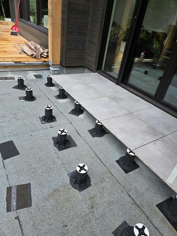 Installation de dalles sur plots à Montréal